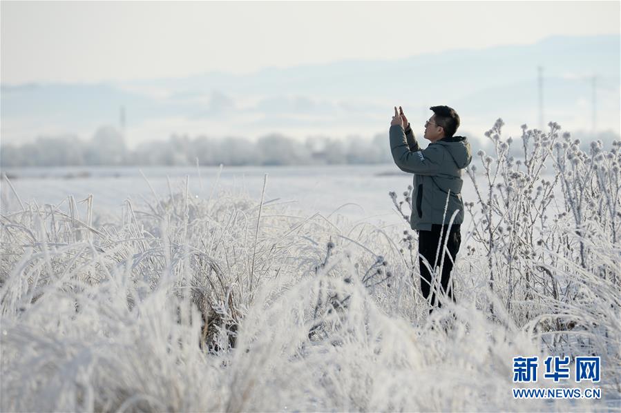 12월 13일 신장 자오쑤 국가습지공원의 상고대 경관을 보러온 관광객들 [사진 출처: 신화망]