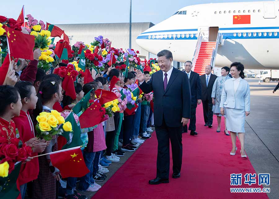 시진핑 주석과 펑리위안(彭麗媛) 여사가 공항에 나온 환영 인파에게 인사를 하고 있다. [사진 출처: 신화망]