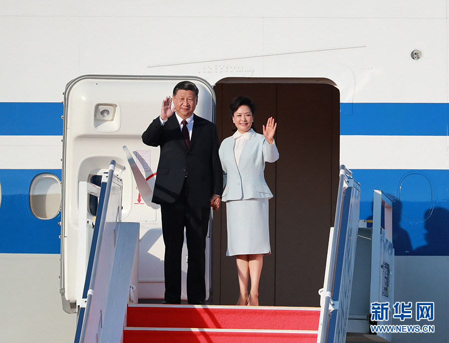 시진핑 주석과 펑리위안(彭麗媛) 여사가 트랩에서 손을 흔들고 있다. [사진 출처: 신화망]