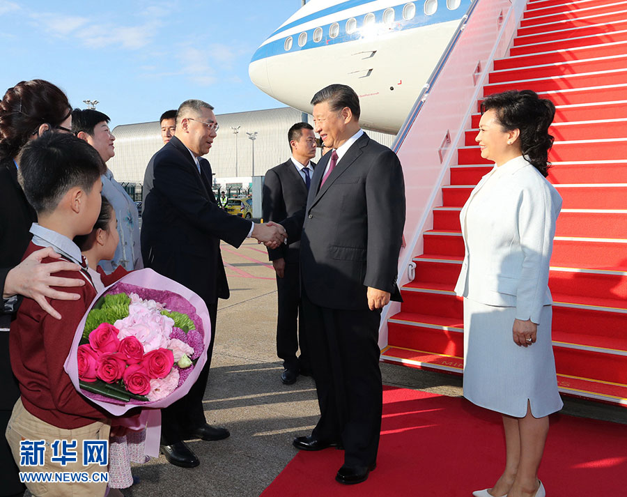 시진핑 주석이 공항에 영접 나온 추이스안(崔世安) 행정장관과 악수를 하고 있다. [사진 출처: 신화망]