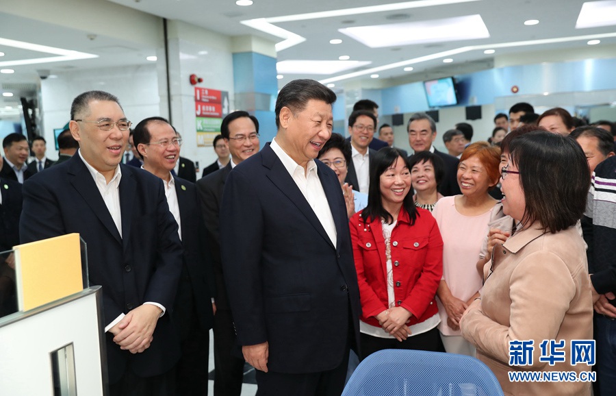 시진핑 주석은 헤이사환 정부종합서비스센터를 방문해 시민들과 교류하는 시간을 가졌다. [사진 출처: 신화망]