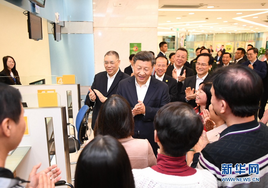 시진핑 주석은 헤이사환 정부종합서비스센터에서 마카오 시민들과 교류하는 시간을 가졌다. [사진 출처: 신화망]