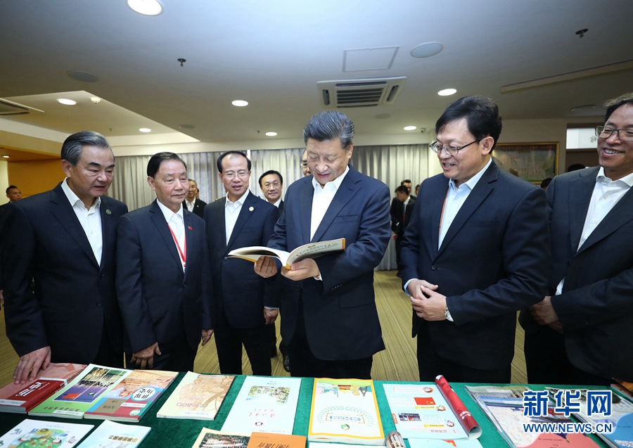 시진핑 주석은 하오장중학교 부속 영재학교 도서관을 찾아 전시된 교과서를 살펴보고 있다. [사진 출처: 신화망]