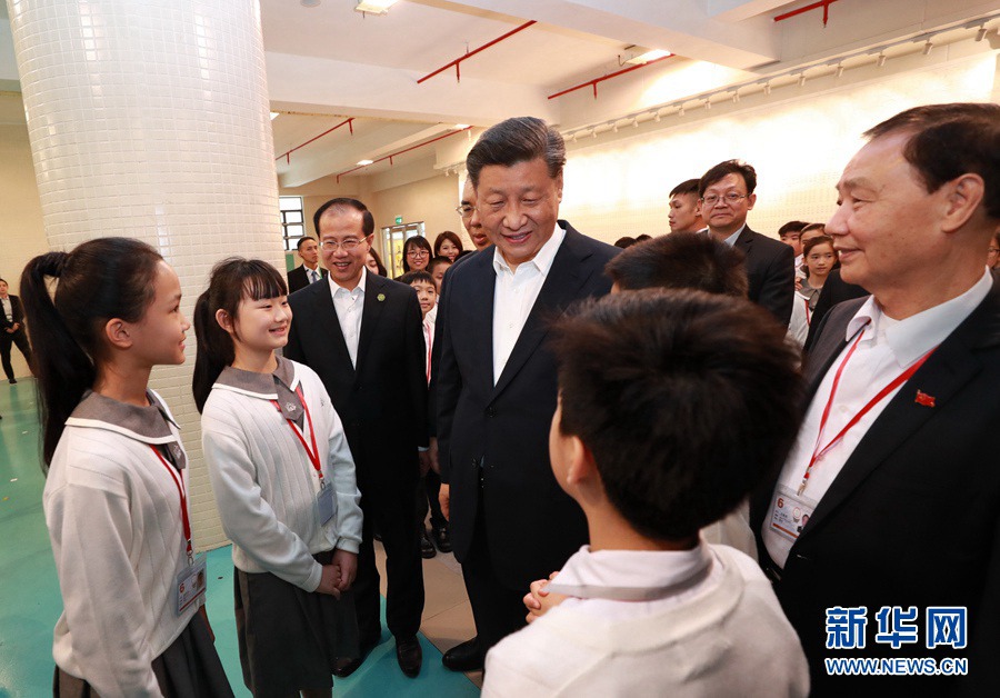 시진핑 주석이 마카오 하오장중학교 부속 영재학교를 떠날 때 선생님과 학생들은 시 주석에게 따뜻한 인사를 전했다. [사진 출처: 신화망]