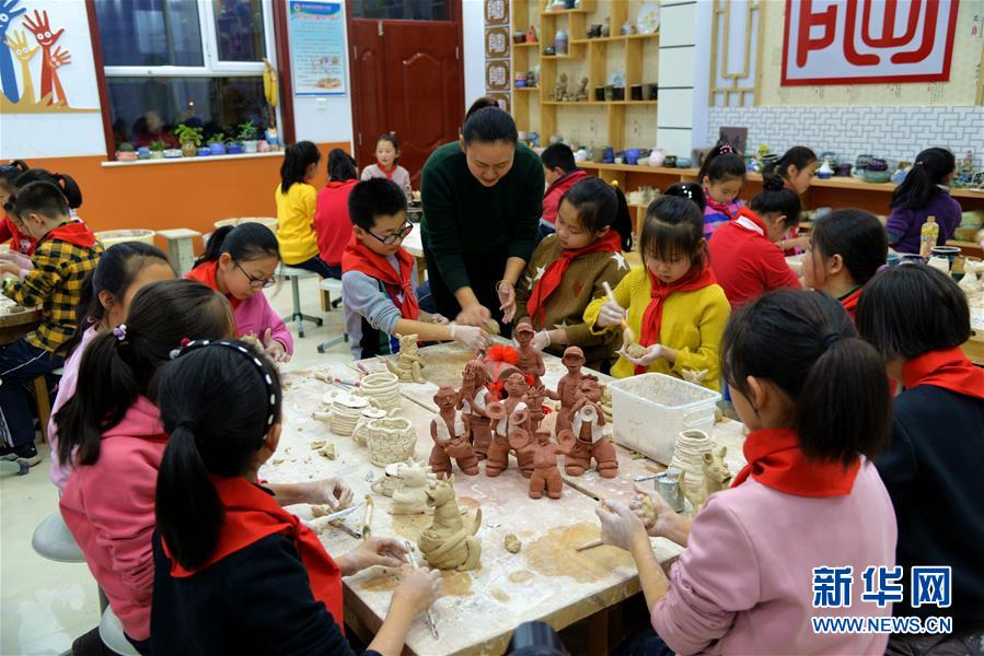 칭수이허현 청관(城關)진 제1초등학교 학생들이 선생님의 지도 아래 도자기를 만들고 있다. [사진 출처: 신화망]