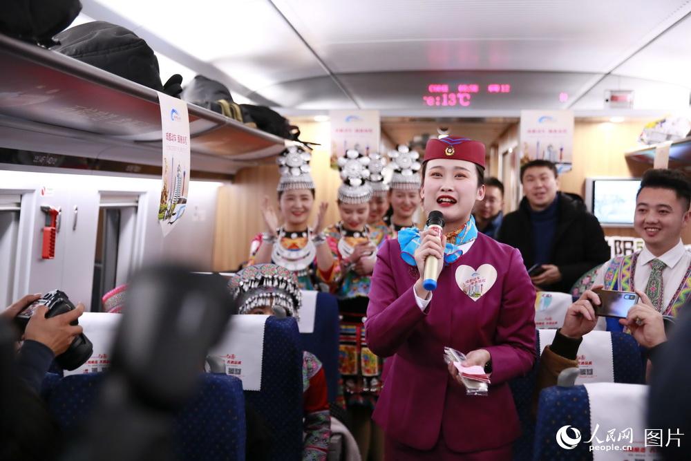 청두둥(成都東)에서 구이양베이(貴陽北)로 향하는 C6041 첫 열차에서 사회자가 소개를 하고 있다. [사진 출처: 인민망]