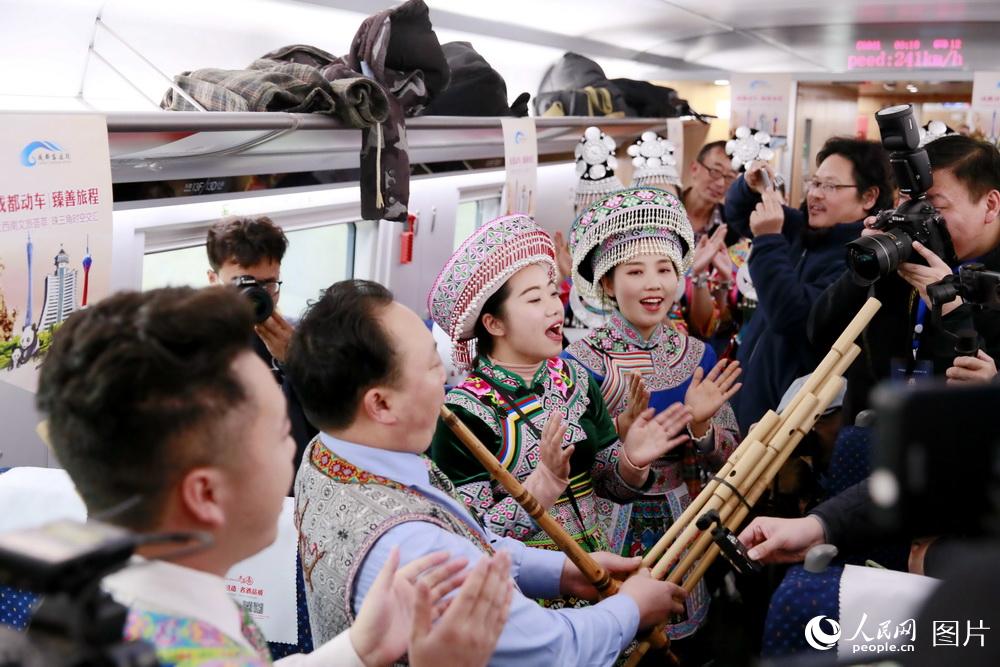 이빈(宜賓)시 싱원(興文)현 연주자들이 루성(蘆笙: 갈대로 만든 생황)을 연주하면서 관광객에게 경주가(敬酒歌)를 선보이고 있다. [사진 출처: 인민망]