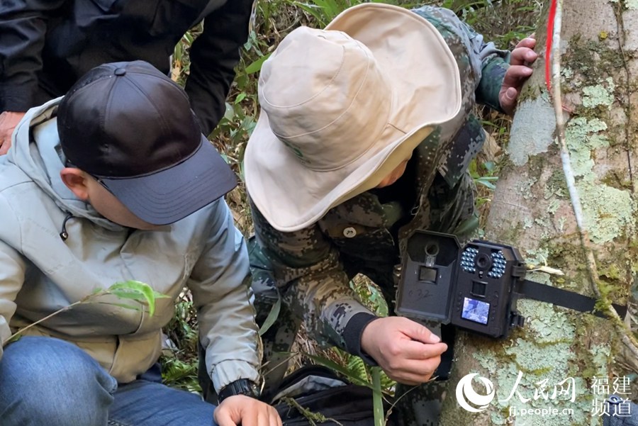 탐사팀은 우이산 국가공원 내에 새로운 설치한 적외선 카메라를 조정하고 있다. [사진 출처: 인민망]