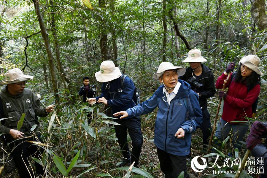 샤먼대학교 리전지(李振基, 우3) 교수가 우이산 국가공원 식생 현황을 소개하고 있다. [사진 출처: 인민망]