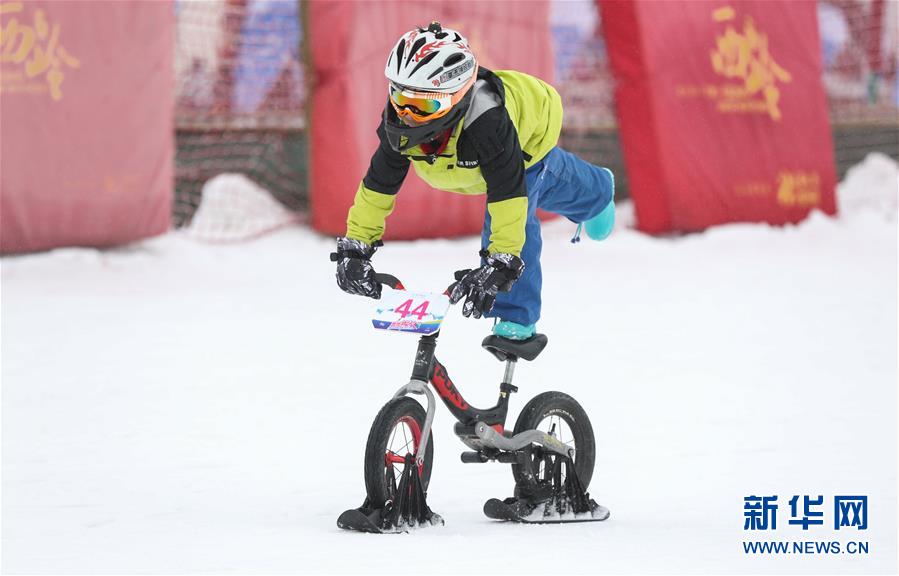 어린아이가 스키 자전거 위에서 놀고 있다. [12월 24일 촬영/사진 출처: 신화망]