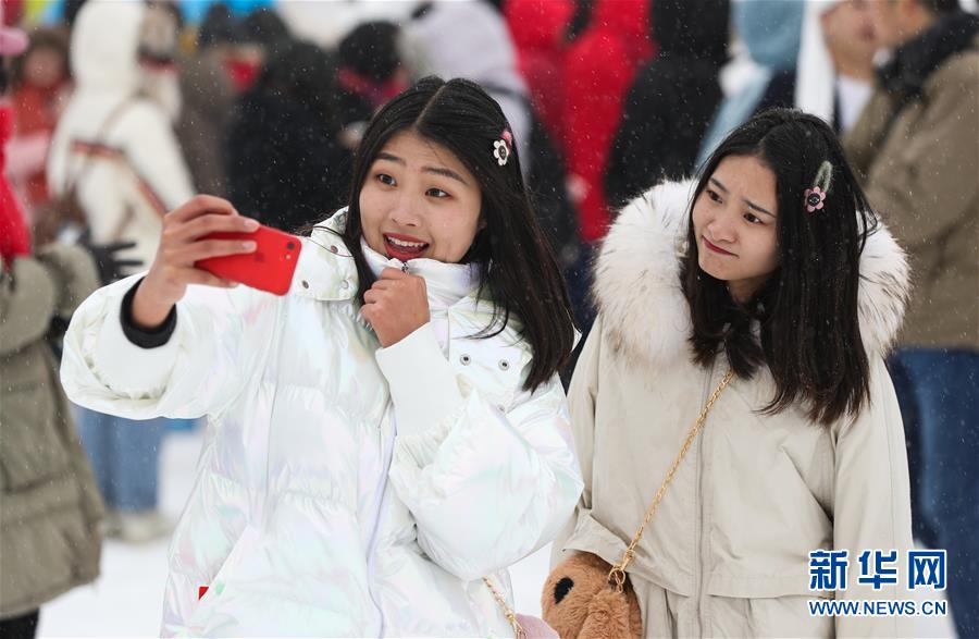 관광객 두 명이 청두 시링 설산에서 사진을 찍고 있다. [12월 24일 촬영/사진 출처: 신화망]