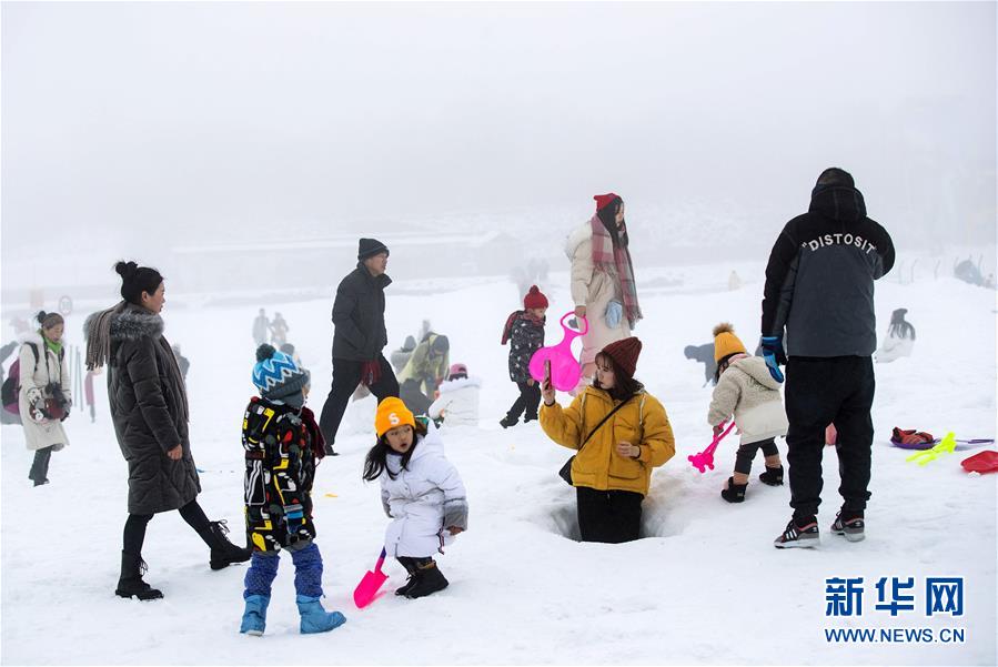 관광객들이 시링 설산 빙설랜드에서 눈을 가지고 놀고 있다. [12월 24일 촬영/사진 출처: 신화망]