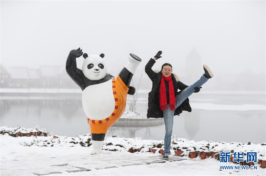 관광객이 청두 시링 설산 ‘쿵푸 판다’ 조각상 앞에서 기념사진을 찍고 있다. [12월 24일 촬영/사진 출처: 신화망]