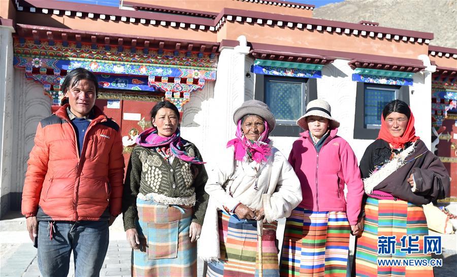 시짱 나취시 솽후현 80세 목민 쒀랑더칭(索朗德慶·가운데)과 친척들이 새집 문 앞에 있다. [12월 23일 촬영/사진 출처: 신화망]
