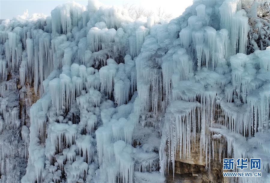 핑산현 후후수이 관광지 얼음 폭포 [12월 25일 드론 촬영/사진 출처: 신화망]