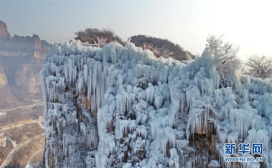 핑산현 후후수이 관광지 얼음 폭포 [12월 25일 드론 촬영/사진 출처: 신화망]
