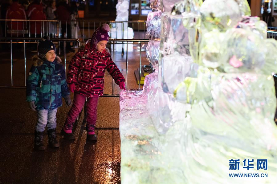 러시아 수도 모스크바에서 얼음조각 예술전을 찾은 어린이들 [12월 24일 촬영/사진 출처: 신화망]