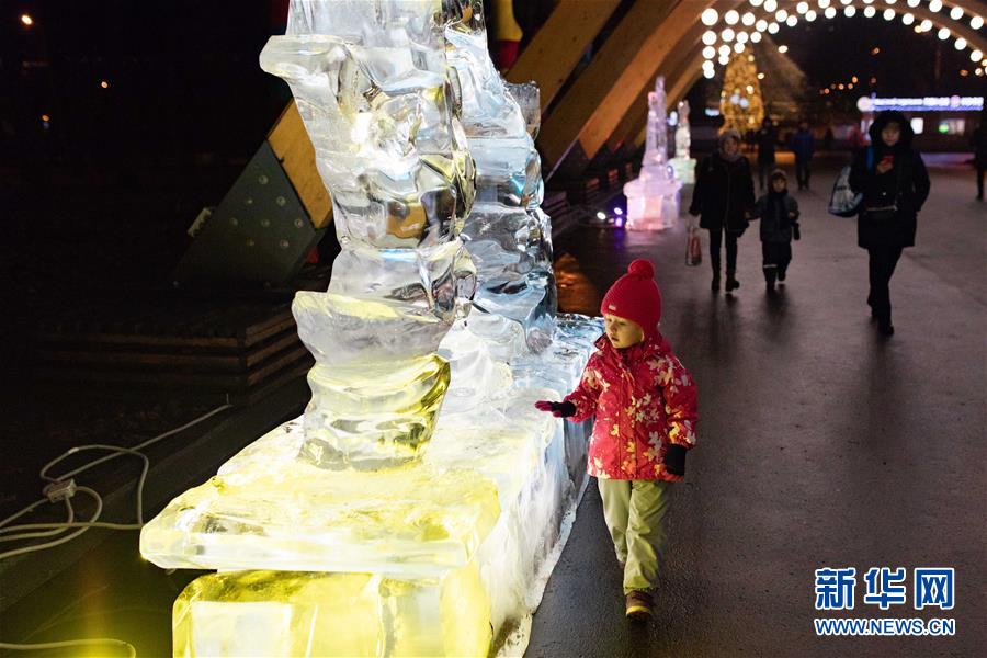러시아 수도 모스크바에서 얼음조각 예술전을 찾은 어린이들 [12월 24일 촬영/사진 출처: 신화망]