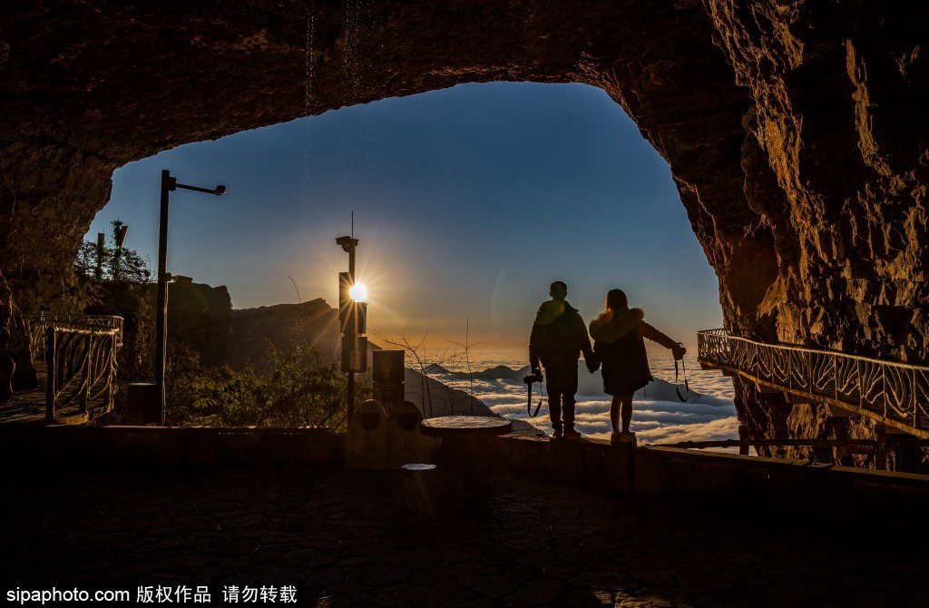 관광객들이 충칭시 난촨구 진푸산 관광지 링관둥(靈官洞)에서 운해를 보고 있다. [2019년 12월 29일 촬영/사진 출처: sipaphoto]