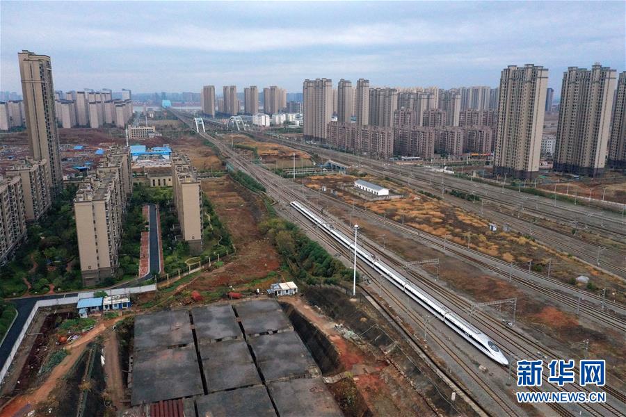 창간 고속철도 개통 첫날, 첫 운행 열차 G5025호가 난창 서역을 출발한다. [2019년 12월 26일 드론 촬영/사진 출처: 신화망]