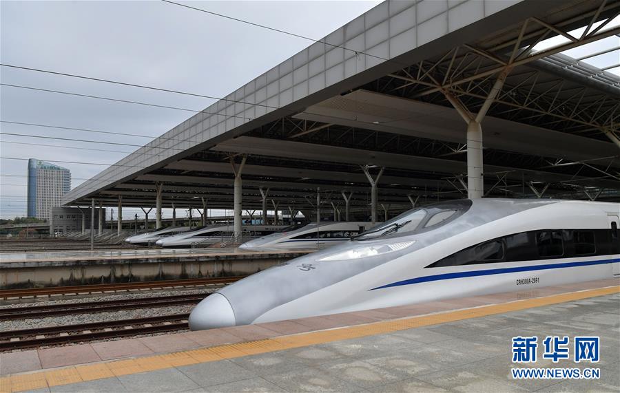 창간 고속철도 개통 첫날, 첫 운행 열차 G5025호가 난창 서역을 출발한다. [2019년 12월 26일 촬영/사진 출처: 신화망]