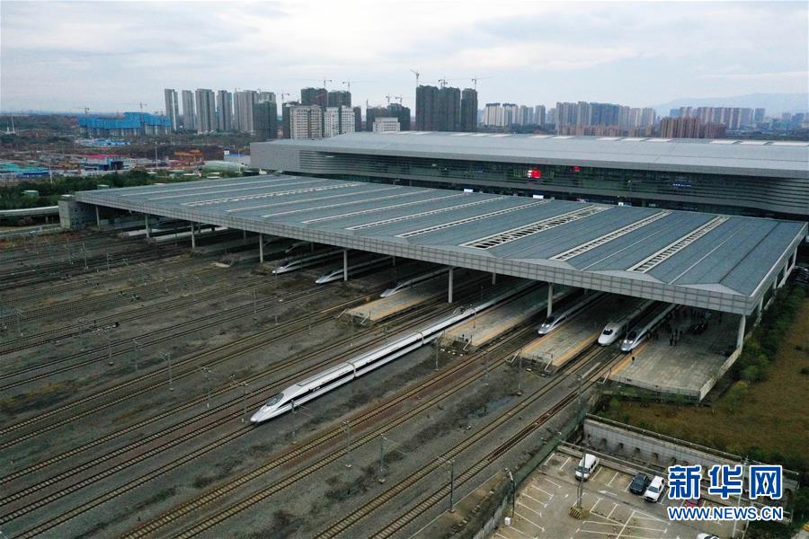 창간 고속철도 개통 첫날, 첫 운행 열차 G5025호가 난창 서역을 출발한다. [2019년 12월 26일 드론 촬영/사진 출처: 신화망]