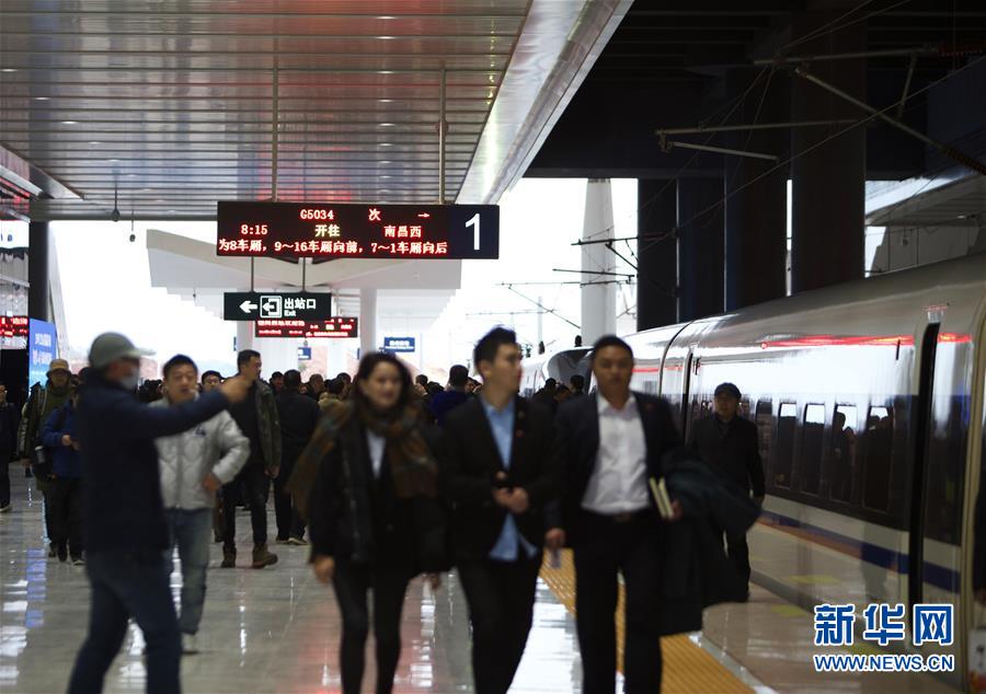  승객들은 간저우 서역에서 난창 서역행 열차 G5034호 탑승을 준비하고 있다. [2019년 12월 26일 촬영/사진 출처: 신화망]