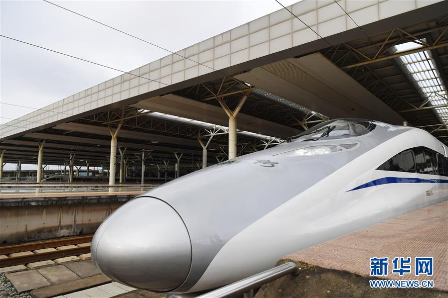 창간 고속철도 개통 첫날, 첫 운행 열차 G5025호가 난창 서역을 출발한다. [2019년 12월 26일 촬영/사진 출처: 신화망]