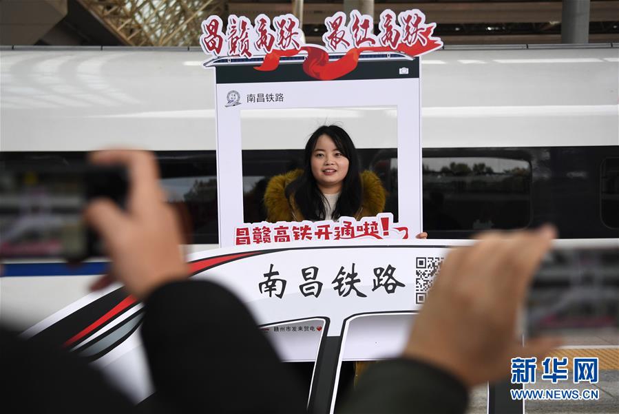 창간 고속철도 난창 서역 플랫폼에서 기념사진을 찍는 승객 [2019년 12월 26일 촬영/사진 출처: 신화망]