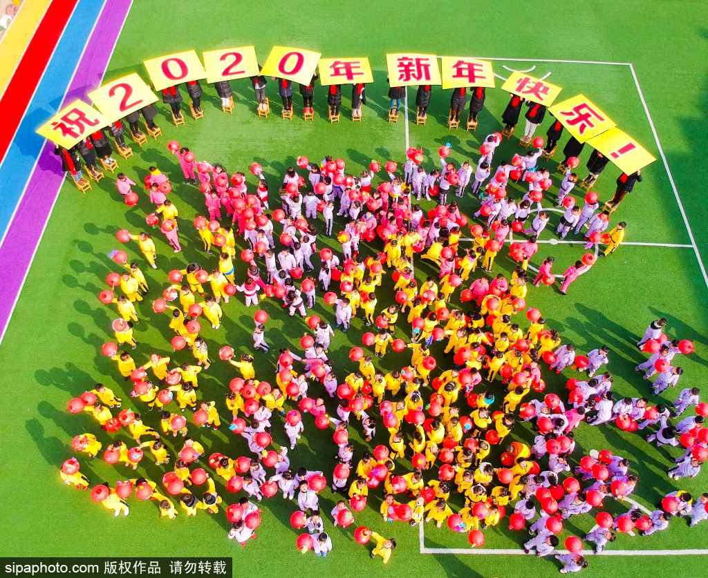 2019년 12월 30일 장쑤성 루가오시 우야오진 우야오유치원의 선생님과 학생들이 손에 붉은 초롱을 들고 ‘신년쾌락(新年快樂)’을 부르며 새해를 맞이하고 있다. [드론 촬영/사진 출처: sipaphoto]
