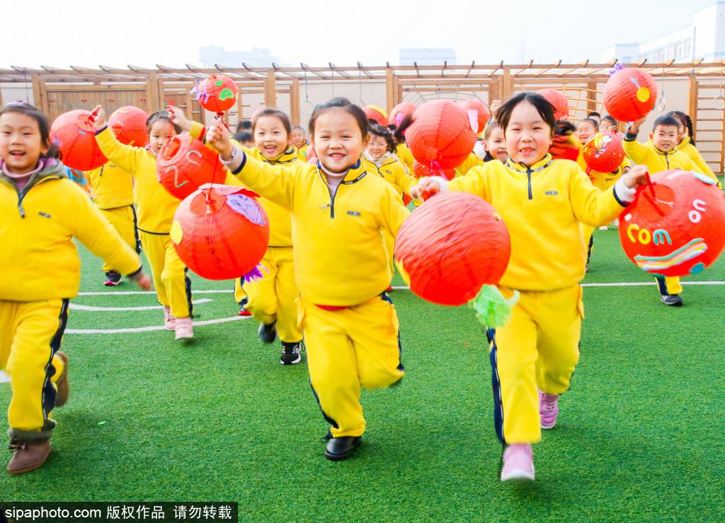 2019년 12월 30일 장쑤성 루가오시 우야오진 우야오유치원에서 아이들이 붉은 초롱을 만들며 새해를 맞이하고 있다. [사진 출처: sipaphoto]