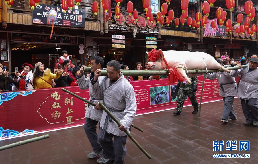 쓰촨성 야안시 상리고진에서 사람들이 연저를 들고 퍼레이드를 하고 있다. [1월 1일 촬영/사진 출처: 신화망]