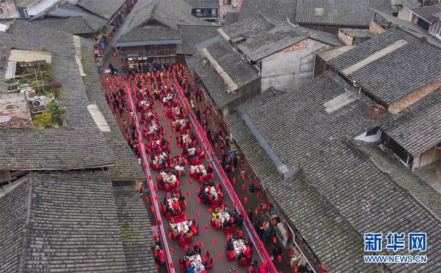 쓰촨성 야안시 상리고진에서 사람들이 연저연회를 즐기고 있다. [1월 1일 드론 촬영/사진 출처: 신화망]