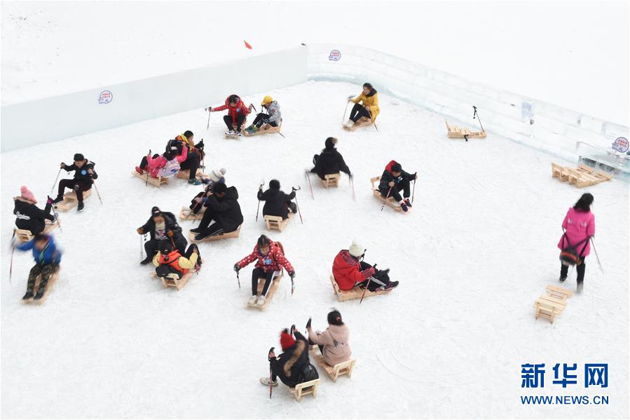 베이징시 팡산(房山)구 장팡(張坊)중심초등학교 학생들이 냐오차오 스케이트장에서 썰매를 타고 있다. [1월 2일 촬영/사진 출처: 신화망]