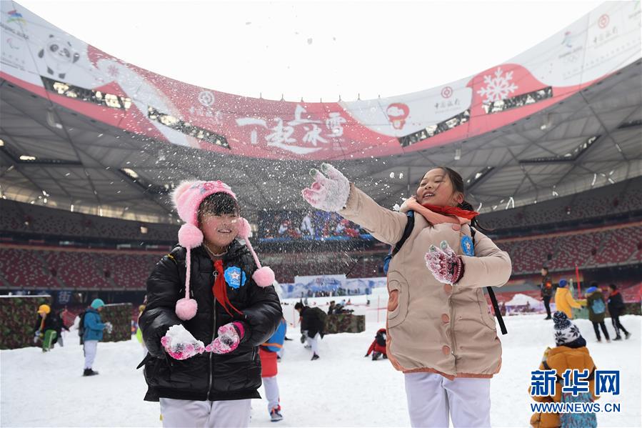 베이징시 퉁저우(通州)구 푸룽(芙蓉)초등학교 학생 두 명이 냐오차오에서 눈을 가지고 놀고 있다. [1월 2일 촬영/사진 출처: 신화망]