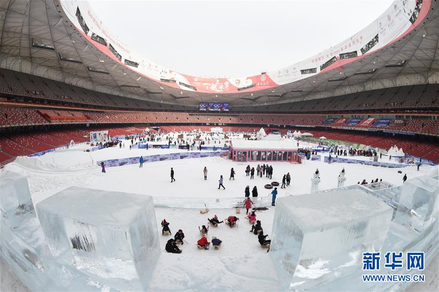 베이징시 초중교 올림픽 겨울 캠핑장에서 학생들이 냐오차오 스케이트장에서 즐거운 시간을 보내고 있다. [1월 2일 촬영/사진 출처: 신화망]