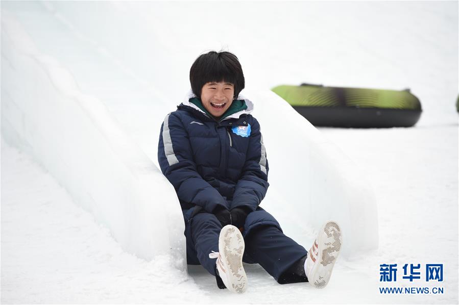 베이징시 초중교 올림픽 캠핑장에서 한 학생이 얼음 미끄럼틀을 놀고 있다. [1월 2일 촬영/사진 출처: 신화망]