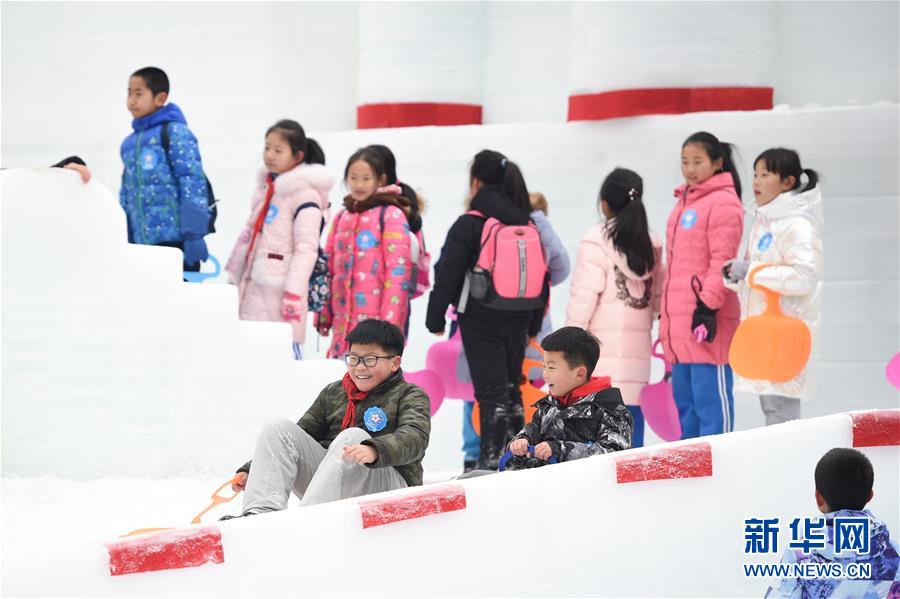 베이징시 초중교 올림픽 겨울 캠핑장에서 학생들이 냐오차오 스케이트장에서 즐거운 시간을 보내고 있다. [1월 2일 촬영/사진 출처: 신화망]