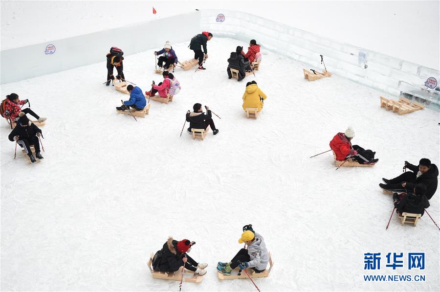 베이징시 팡산(房山)구 장팡(張坊)중심초등학교 학생들이 냐오차오 스케이트장에서 썰매를 타고 있다. [1월 2일 촬영/사진 출처: 신화망]