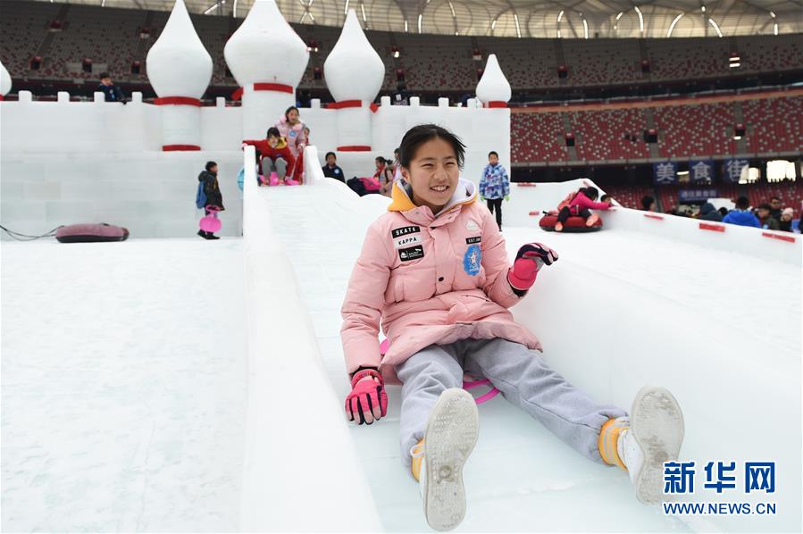 베이징시 초중교 올림픽 캠핑장에서 학생들이 얼음 미끄럼틀을 놀고 있다. [1월 2일 촬영/사진 출처: 신화망]