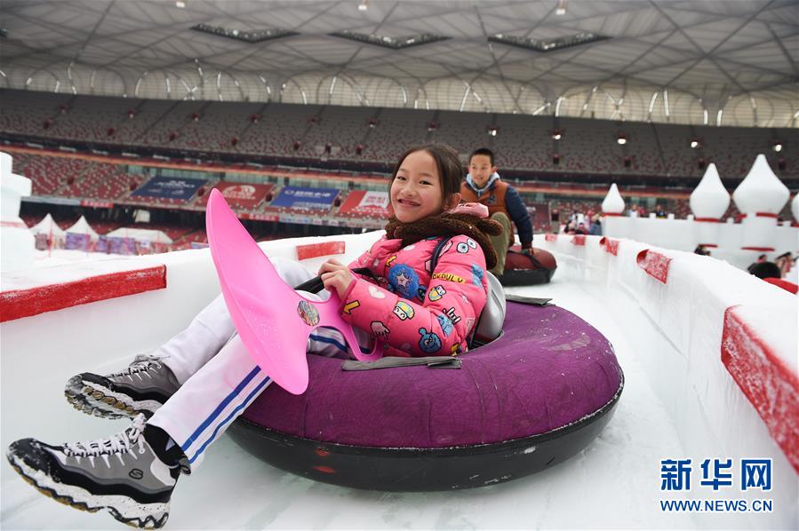 베이징시 초중교 올림픽 캠핑장에서 학생들이 얼음 미끄럼틀을 놀고 있다. [1월 2일 촬영/사진 출처: 신화망]
