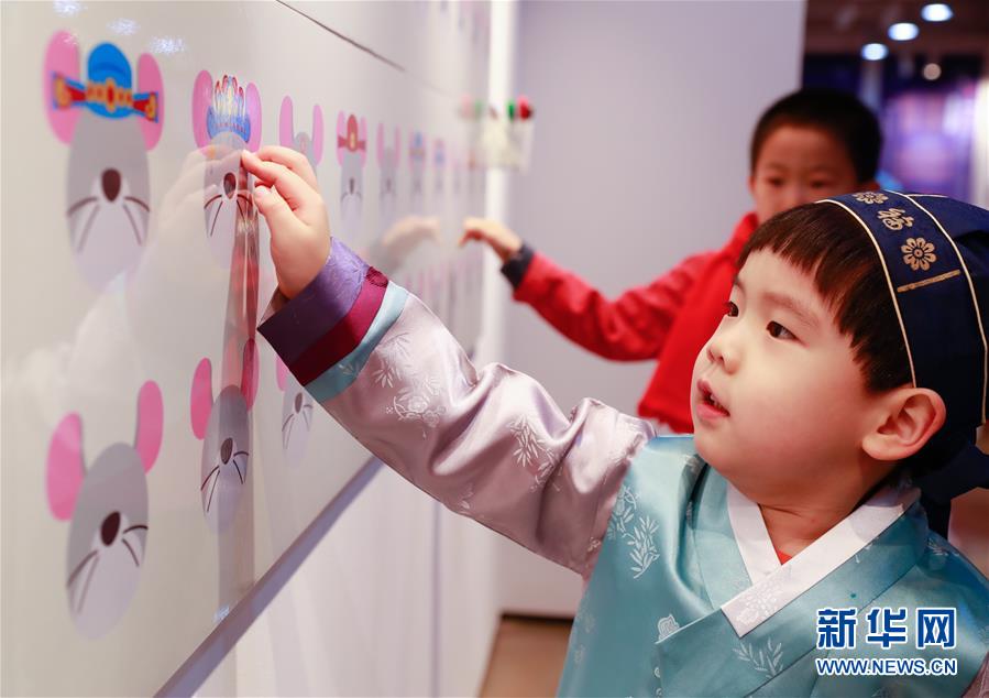 1월9일, 주한중국문화원에서 어린이들이 ‘2020년 행운의 황금쥐띠 중국 십이지 문화 창의전’을 관람하고 있다. [사진 출처: 신화망]