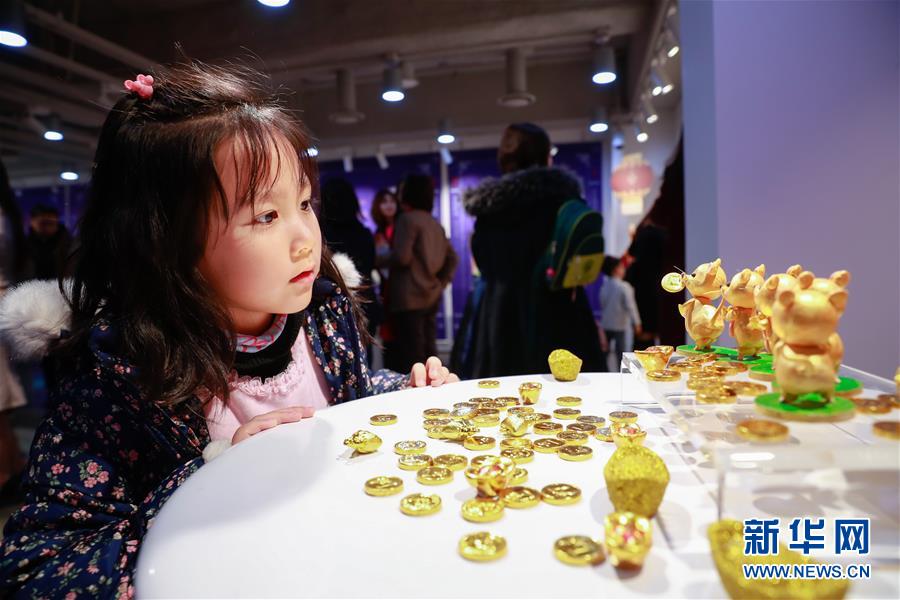 한 어린이가 ‘2020년 행운의 황금쥐띠 중국 십이지 문화 창의전’에 전시된 문화창의 제품을 구경하고 있다. [1월 9일 촬영/사진 출처: 신화망]