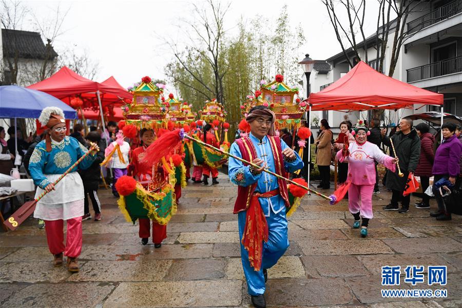 다주위안촌 사람들의 ‘파오한촨(跑旱船)’ 길거리 공연 [1월 4일 촬영/사진 출처: 신화망]