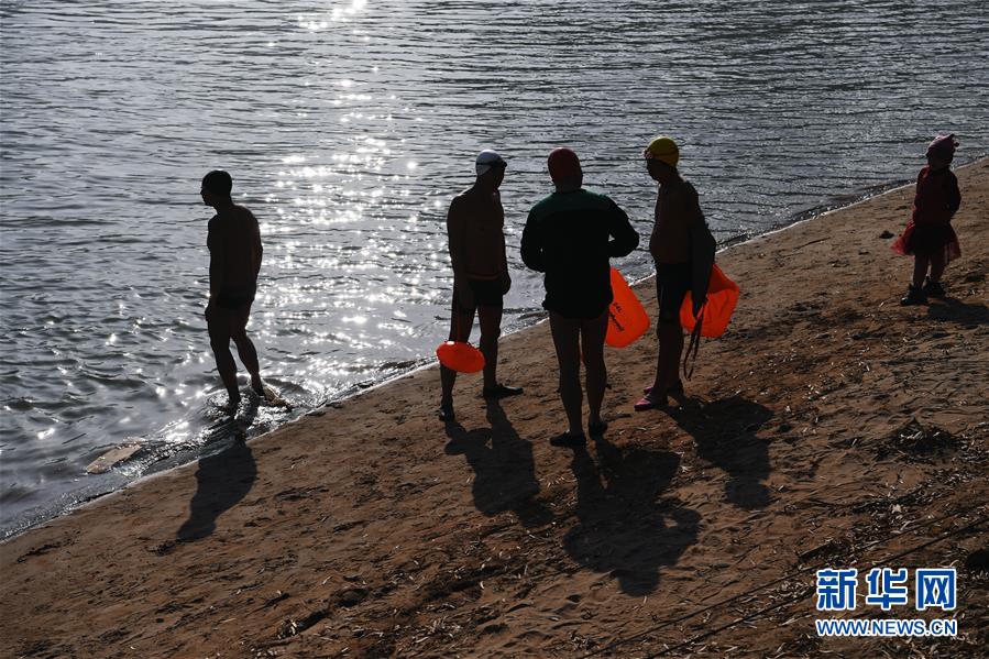 동계 수영 애호가들이 황허강 입수를 준비하고 있다. [2019년 12월 18일 촬영/사진 출처: 신화망]