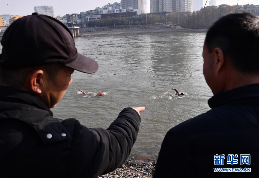 겨울 수영을 즐기는 애호가들을 지켜보는 시민들 [2019년 12월 20일 촬영/사진 출처: 신화망]