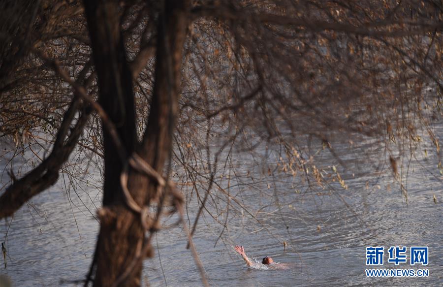 동계 수영 애호가인 저우한잉(周漢英•83세) 씨가 황허강에서 겨울 수영을 즐긴다. [2019년 12월 20일 촬영/사진 출처: 신화망]