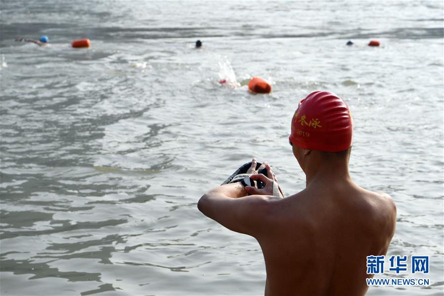 한 동계 수영 애호가는 입수 전 타이머를 준비했다. [2019년 12월 20일 촬영/사진 출처: 신화망]