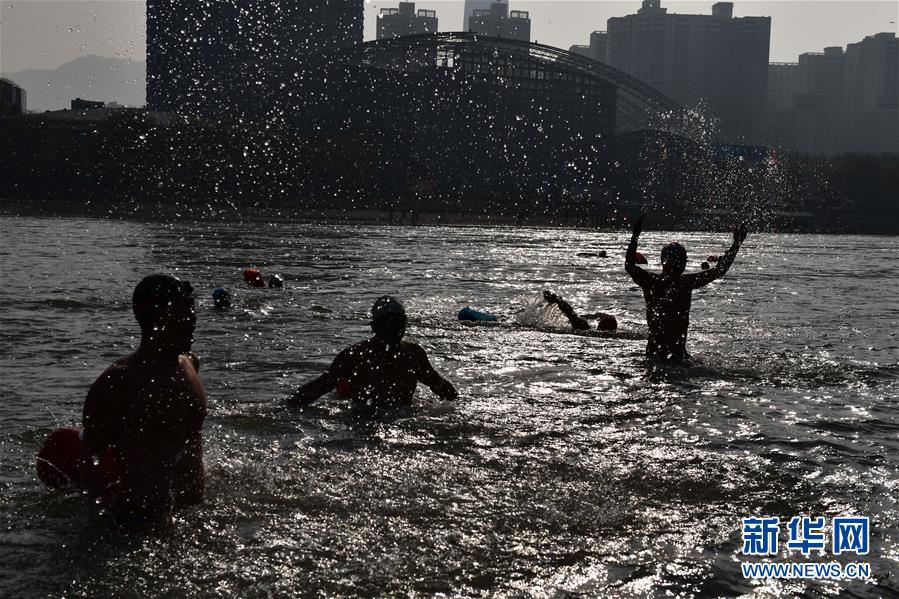 동계 수영 애호가들이 입수를 준비를 한다. [2019년 12월 20일 촬영/사진 출처: 신화망]