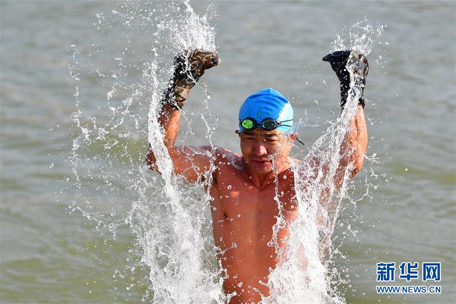 동계 수영 애호가 리융(李勇) 씨는 입수 전 몸에 물을 끼얹는다. [2019년 12월 18일 촬영/사진 출처: 신화망]